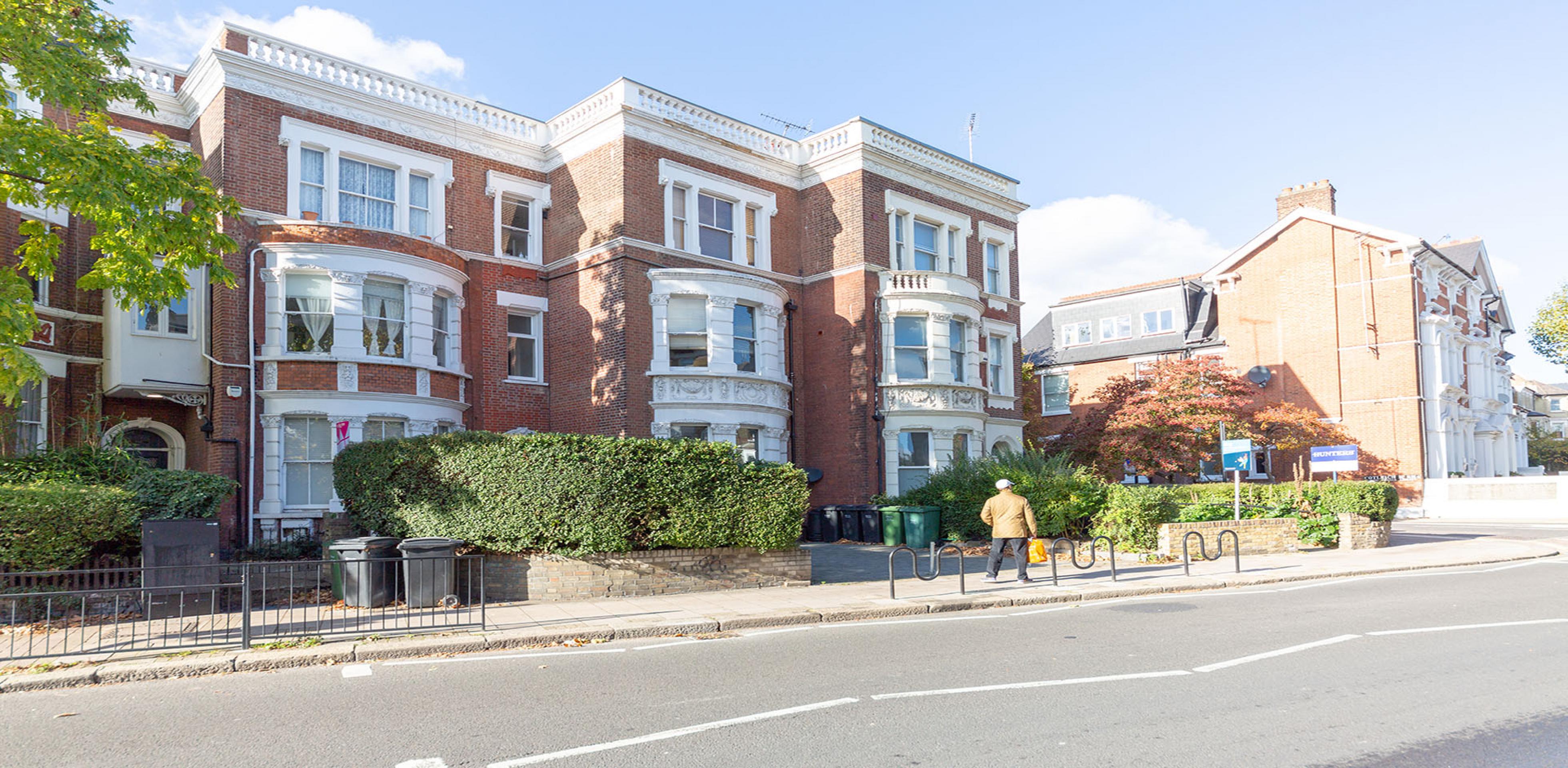 			WATER INCLUDED, Studio Apartment, 1 bath, 1 reception Flat			 West End Lane, WEST HAMPSTEAD NW6